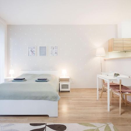 The Chic Crib With Balcony Lejlighed Budapest Eksteriør billede