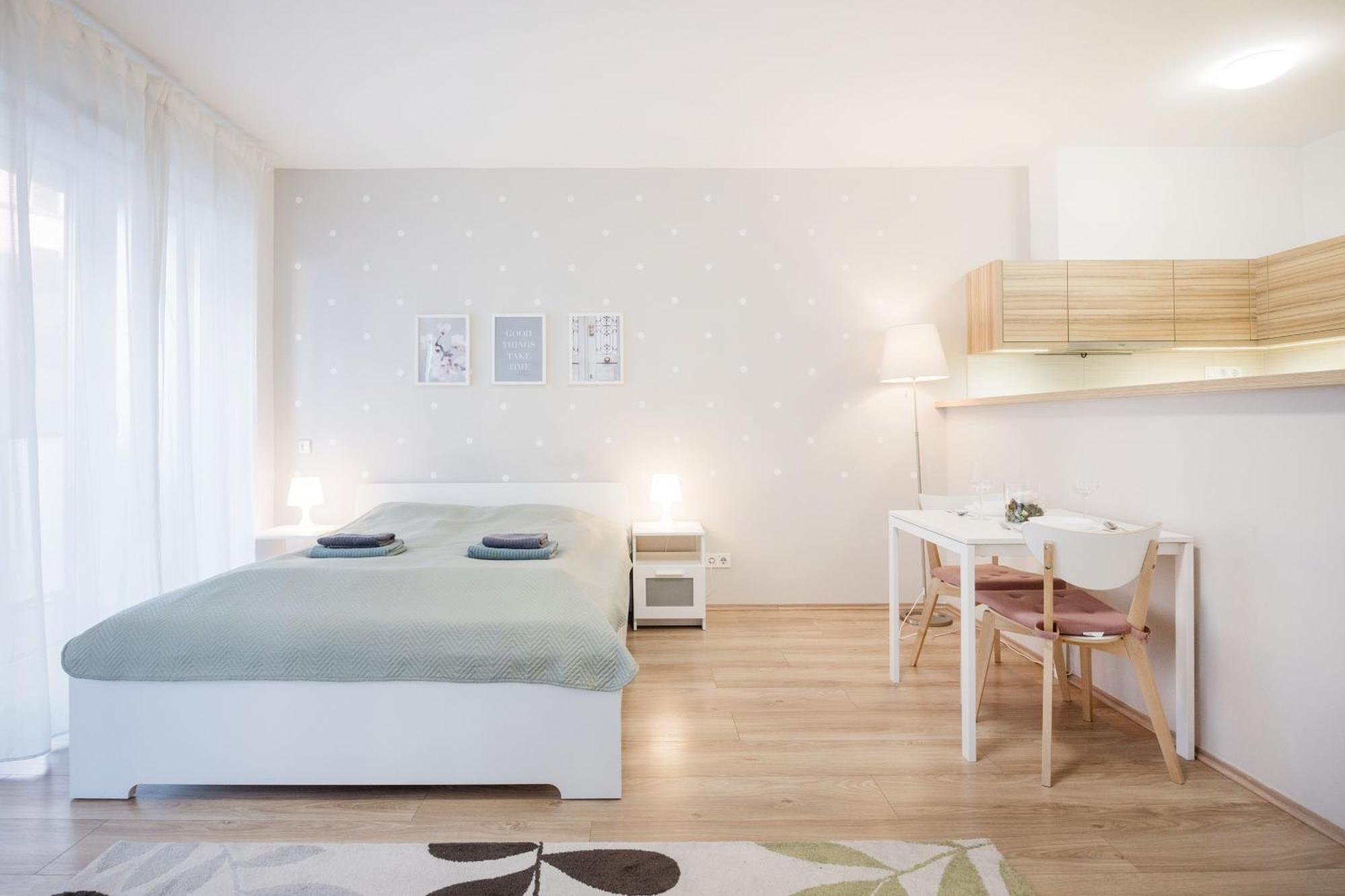 The Chic Crib With Balcony Lejlighed Budapest Eksteriør billede
