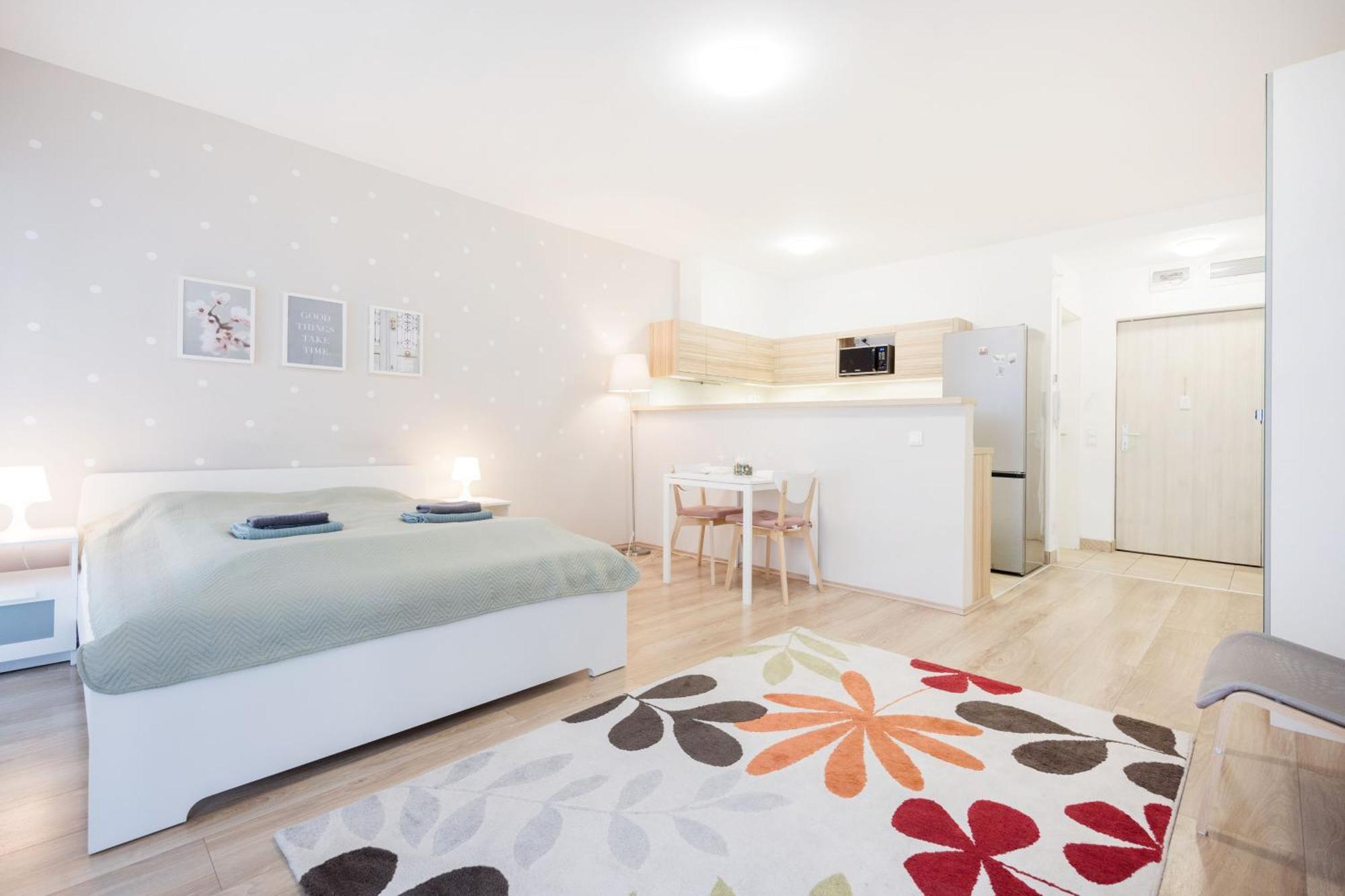 The Chic Crib With Balcony Lejlighed Budapest Eksteriør billede