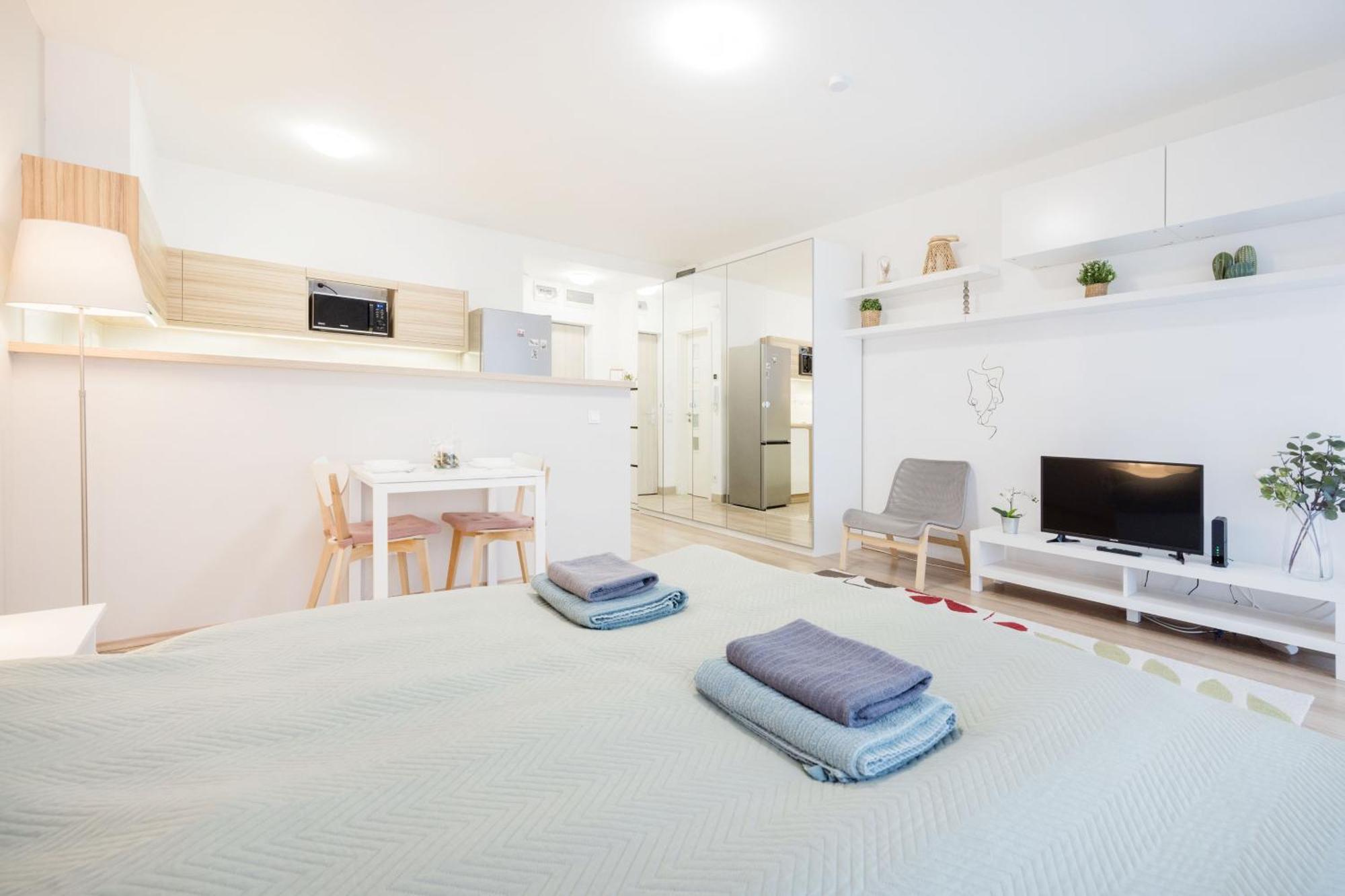 The Chic Crib With Balcony Lejlighed Budapest Eksteriør billede
