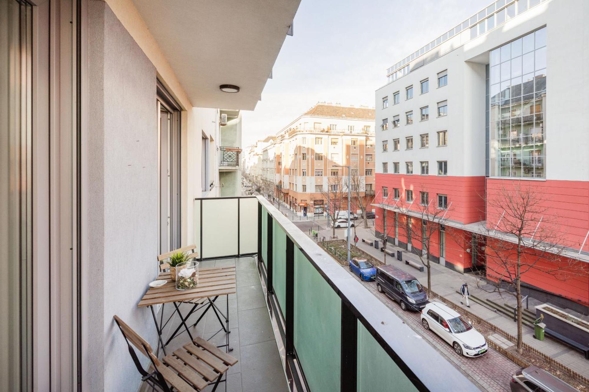 The Chic Crib With Balcony Lejlighed Budapest Eksteriør billede